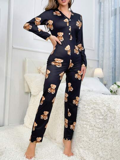 SHEIN جمبسوت نوم بأزرار أمامية مزينة بطبعة الدب وتفاصيل أنيقة ودافئة، مناسبة للخريف والشتاء