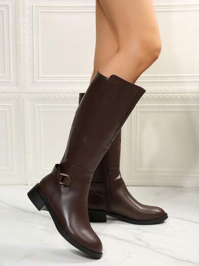 بوت نسائية طويلة أعلى الركبة بطراز فروسي بإبزيم حزام، أنبوبة مستقيمة، ملائمة للقوام، بني، شتوي، مثالية مع تنورة سوداء