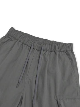 Manfinity Homme شورت كارجو رجالي فضفاض مع جيوب بغطاء، خصر مربوط بحبل جانبي