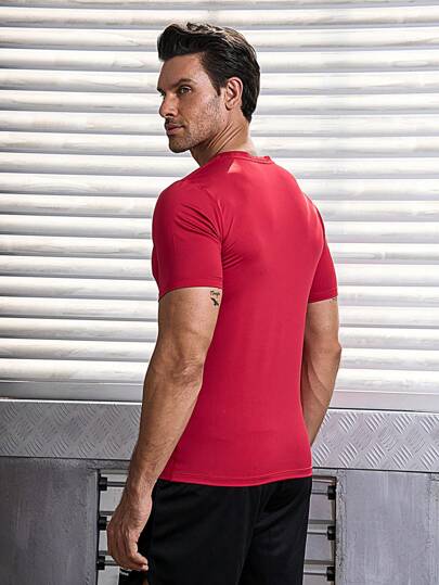 Manfinity Sport Corelite قميص رياضي رجالي مطبوع عليه حروف