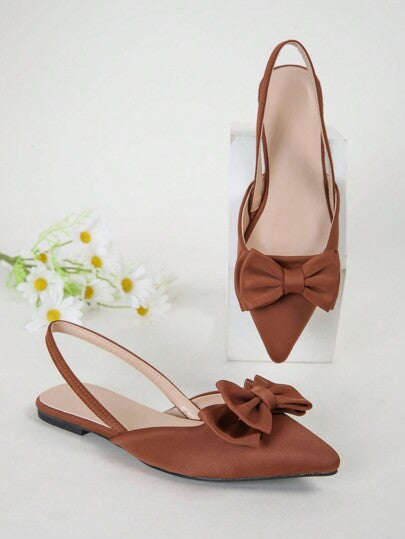 حذاء نسائي مسطح باللون البني مع تفاصيل عقدة