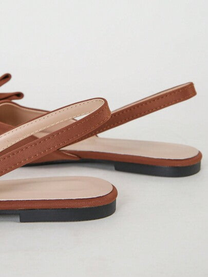 حذاء نسائي مسطح باللون البني مع تفاصيل عقدة