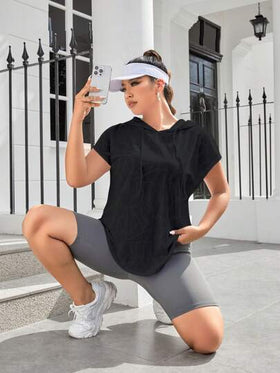 Easithlete تيشرت بأكمام قصيرة وغطاء رأس مطبوع بنمط هندسي للسيدات بمقاس زائد