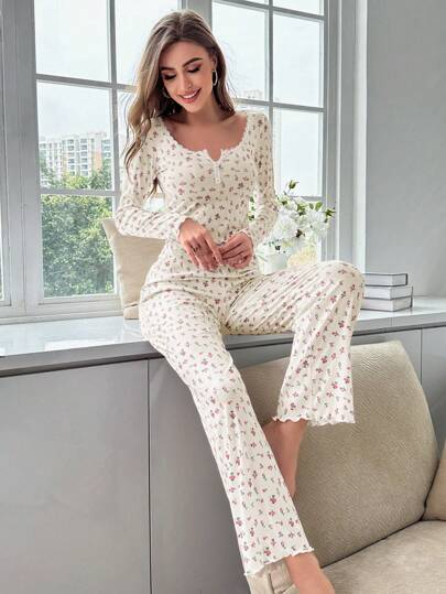 FloralLove طقم بيجامة مضلع مع طباعة وردة صغيرة، ملابس خريف وشتاء ذات تفاصيل أنيقة ودافئة بتصميم زهري فاخر