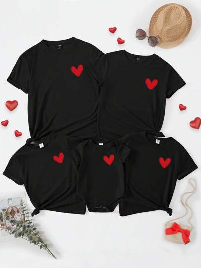 SHEIN تي شيرت بأكمام قصيرة وياقة مستديرة بطباعة قلوب لعيد الحب لفتى المراهقين، متناسق للأم والطفل (يباع بشكل منفصل)
