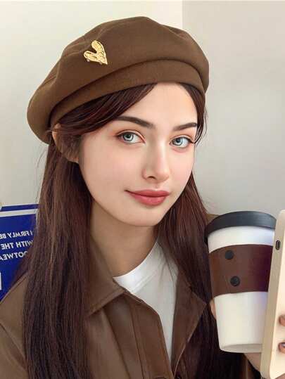قبعة بريت للنساء عارضة كلاسيكية بريطانية مع شعر الأرنب الطفل، علامة معدنية، لون أزرق غامق متناسق للخريف والشتاء ويمكن استعمالها مع جميع الملابس، قبعة بأنماط صحفي مميزة تبرز ملامح الوجه