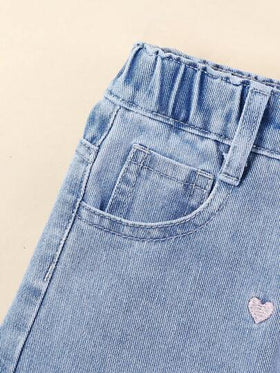 SHEIN سروال جينز بأرجل واسعة بلون أزرق فاتح مريح ومريح بقصة فضفاضة مطرز بقلب وردي جميل للفتيات الصغيرات