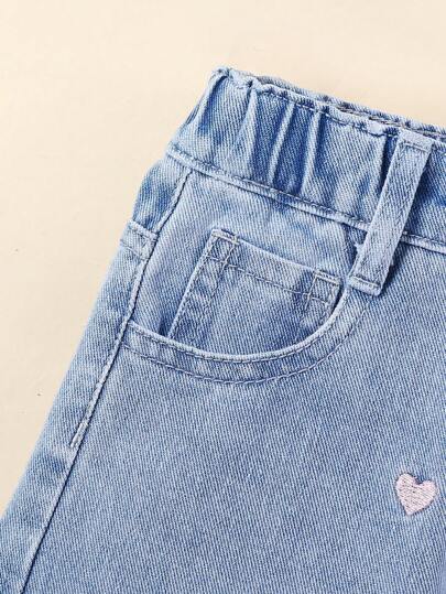 SHEIN سروال جينز بأرجل واسعة بلون أزرق فاتح مريح ومريح بقصة فضفاضة مطرز بقلب وردي جميل للفتيات الصغيرات