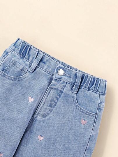 SHEIN سروال جينز بأرجل واسعة بلون أزرق فاتح مريح ومريح بقصة فضفاضة مطرز بقلب وردي جميل للفتيات الصغيرات