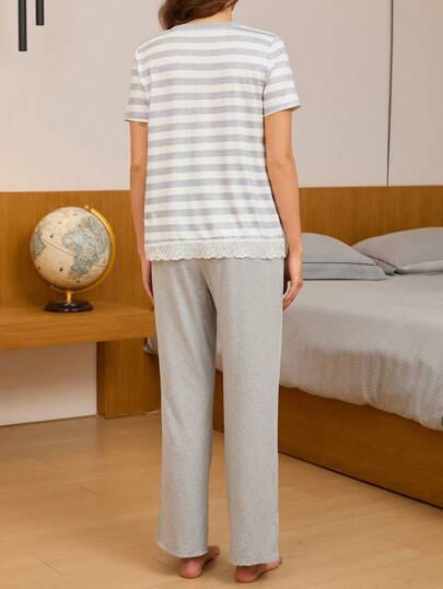 Shein Underwear&Sleepwear Maternity مجموعة باجاما مقاس حمل مكونة من ملابس علوية مخططة بالدانتيل وسروال بلون صافي للأم