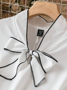 SHEIN Clasi بلوزة شريط متباين بربطة عنق مقاس كبير