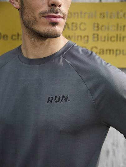 Manfinity Sport Corelite تي شيرت رياضي رجالي بأكمام قصيرة طبعة حرفية بياقة طاقم، ملابس رياضية