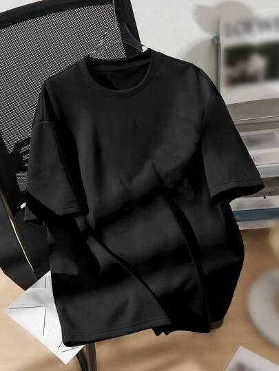 SHEIN تيشيرت أنيق للأولاد مع نقش نحتي ونص مطبوع عليه بأكمام قصيرة مناسبة للصيف