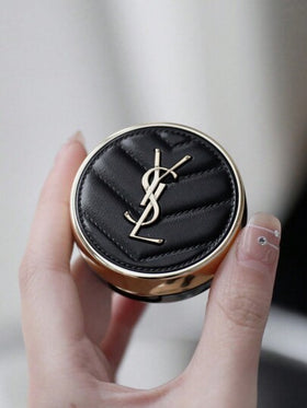 Yves Saint Laurent وحدة YSL [ميني] وسادة إنكر دو بو لومينوس ماتي أساس وسادة #20 5 جرام / ملمس كريمي ، تغطية عالية ، مكياج طويل الأمد. / أساس وسادة ماتي طويل الأمد لمدة 24 ساعة مع فوائد العناية بالبشرة.