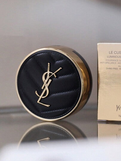 Yves Saint Laurent وحدة YSL [ميني] وسادة إنكر دو بو لومينوس ماتي أساس وسادة #20 5 جرام / ملمس كريمي ، تغطية عالية ، مكياج طويل الأمد. / أساس وسادة ماتي طويل الأمد لمدة 24 ساعة مع فوائد العناية بالبشرة.