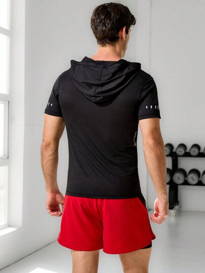 Manfinity Sport Corelite تي شيرت رياضي بنمط صديق لأغراض الرجال مع كم قصير و قبعة مطبوع عليه تصميم