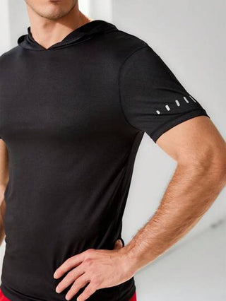 Manfinity Sport Corelite تي شيرت رياضي بنمط صديق لأغراض الرجال مع كم قصير و قبعة مطبوع عليه تصميم