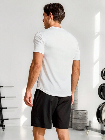 Manfinity Sport Corelite تي شيرت رياضي كم قصير للرجال بنمط صديق ذو بقع منقطة واطبعات حرفية ، جرافيكس ، للجري ، للملابس النشيطة ، سادة