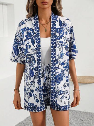 SHEIN LUNE قطعتين بتصميم موجود عليه طبعة الزهور الزرقاء والبيضاء مع قميص بأكمام طويلة بأسلوب الكيمونو وشورتات، ملابس بحرية للإجازة الصيفية