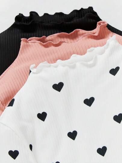 SHEIN فتاة صغيرة تتراوح أعمارها بين 3 قطع مجموعة ثياب محبوكة بياقة قائمة بأزرار تصميم على شكل قلب تي شيرت عارضة