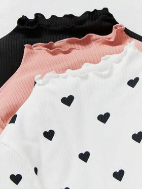SHEIN فتاة صغيرة تتراوح أعمارها بين 3 قطع مجموعة ثياب محبوكة بياقة قائمة بأزرار تصميم على شكل قلب تي شيرت عارضة