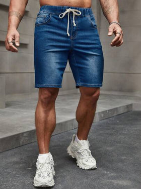 Manfinity Homme شورت جينز للرجال بخصر مطاطي وجيوب بلون أزرق داكن عادي للعطلات الصيفية القديمة مع الأصدقاء