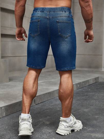 Manfinity Homme شورت جينز للرجال بخصر مطاطي وجيوب بلون أزرق داكن عادي للعطلات الصيفية القديمة مع الأصدقاء