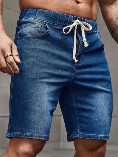 Manfinity Homme شورت جينز للرجال بخصر مطاطي وجيوب بلون أزرق داكن عادي للعطلات الصيفية القديمة مع الأصدقاء