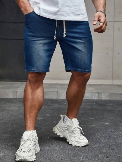 Manfinity Homme شورت جينز للرجال بخصر مطاطي وجيوب بلون أزرق داكن عادي للعطلات الصيفية القديمة مع الأصدقاء