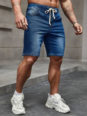 Manfinity Homme شورت جينز للرجال بخصر مطاطي وجيوب بلون أزرق داكن عادي للعطلات الصيفية القديمة مع الأصدقاء