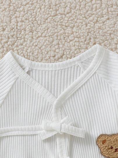 SHEIN بيجامة طويلة للأطفال الصغار ذوي الأكمام الطويلة مريحة ولطيفة بتطريز دب وإغلاق بالربط.