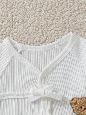 SHEIN بيجامة طويلة للأطفال الصغار ذوي الأكمام الطويلة مريحة ولطيفة بتطريز دب وإغلاق بالربط.