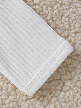 SHEIN بيجامة طويلة للأطفال الصغار ذوي الأكمام الطويلة مريحة ولطيفة بتطريز دب وإغلاق بالربط.