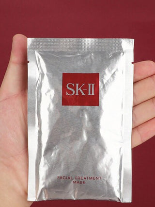 SK-II [ميني] قناع الوجه قطعة واحدة، بشرتك تغمر فوراً وبشكل استثنائي في الترطيب، مما ينتج عن بشرة واضحة ولامعة بشكل ملحوظ. تجدد الحيوية والراحة وتوفر ترطيبًا شديدًا. تُعيد ترطيب البشرة الجافة، وتترك بشرة منتعشة وبارد. قناع العلاج الوجهي من هي قناع...