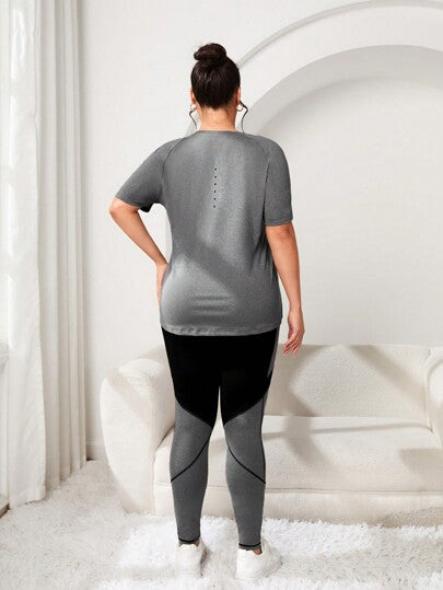 SHEIN Sport Studio طقم ملابس رياضية للمرأة كبيرة الحجم يشمل تي شيرت برقبة دائرية وأكمام راغلان وليجنز متناسقة الألوان