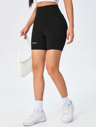 SHEIN EZwear شورت سباحة حريري مطبوع عليه حرف إنجليزي بطريقة بسيطة، سروال ضيق مناسب للنساء للارتداء في الصيف