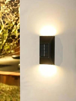 قطعتان من إنارة الحائط بتأثير الضوء الشمسي الذكية، أنوار LED للدرجات الخارجية المقاومة للماء، إضاءة حائطية زخرفية حديثة، مناسبة للاستخدام الخارجي في الفناء والحديقة والممر والساحة والسور والممشى (المنتج يشمل ورق لاصق لتعليقها بسهولة وسرعة)
