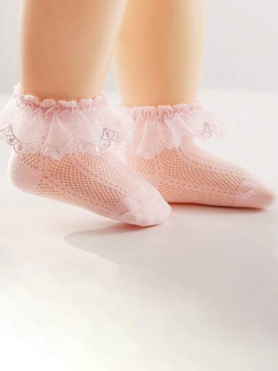 زوج من جوارب قصيرة ناعمة ومريحة للبنات الصغار، مزينة بالدانتيل الوردي والأبيض، مصنوعة من شبكة تنفس مناسبة للارتداء اليومي