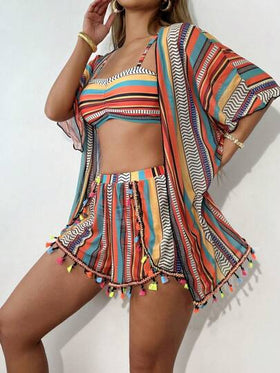 SHEIN 4 قطع مجموعة ملابس سباحة تتكون من: ملابس علوية ملابس علوية سباحة مطوية بطبعة هندسية، سروال بيكيني بطبعة هندسية، كارديجان مزين بشراريب متعددة الألوان، وشورت سباحة مزين بشراريب متعددة الألوان، مناسبة لموسم الكرنفال والصيف