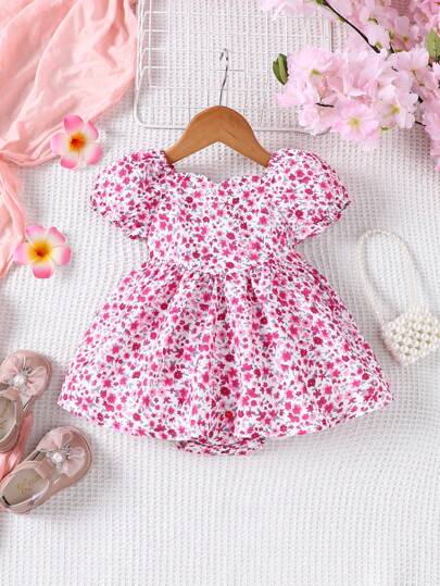 SHEIN فستان للبنات مع تجاعيد خلفية وأكمام قصيرة منتفخة للربيع/الصيف بطبعة زهور متناثرة