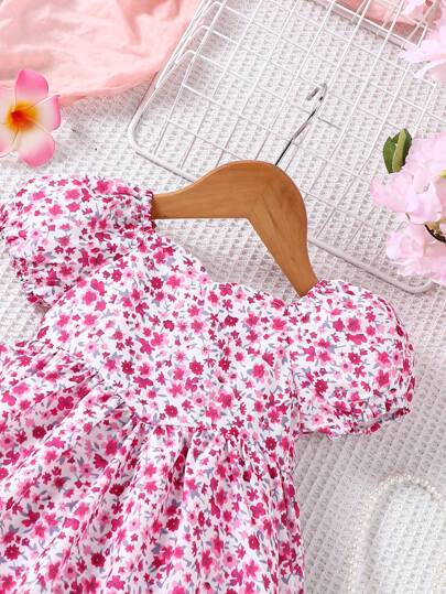 SHEIN فستان للبنات مع تجاعيد خلفية وأكمام قصيرة منتفخة للربيع/الصيف بطبعة زهور متناثرة