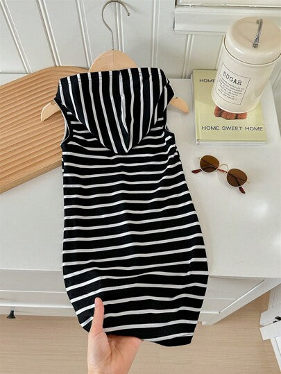 SHEIN LMoss Kids فستان مخطط ذو قلنسوة كروشيه للفتيات الصغيرات، أنماط شوارع رياضية للربيع/الصيف