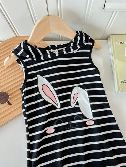 SHEIN LMoss Kids فستان مخطط ذو قلنسوة كروشيه للفتيات الصغيرات، أنماط شوارع رياضية للربيع/الصيف