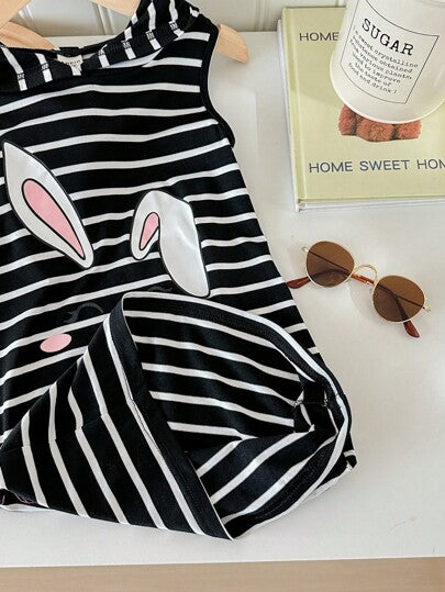 SHEIN LMoss Kids فستان مخطط ذو قلنسوة كروشيه للفتيات الصغيرات، أنماط شوارع رياضية للربيع/الصيف