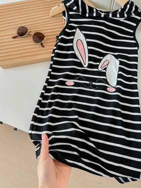 SHEIN LMoss Kids فستان مخطط ذو قلنسوة كروشيه للفتيات الصغيرات، أنماط شوارع رياضية للربيع/الصيف