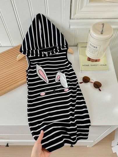 SHEIN LMoss Kids فستان مخطط ذو قلنسوة كروشيه للفتيات الصغيرات، أنماط شوارع رياضية للربيع/الصيف