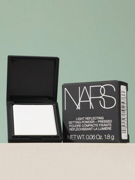 Nars مسحوق تثبيت إضاءة خافت - مضغوط #كريستال 1.8 جرام. هذه الصيغة الأيقونية تثبّت المكياج في مكانه طوال اليوم مع إنهاء ساطع. خفيف الوزن وسهل الامتزاج ، يثبّت الأساس بسهولة دون إضافة لون أو تغطية إضافية.