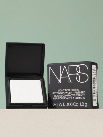 Nars مسحوق تثبيت إضاءة خافت - مضغوط #كريستال 1.8 جرام. هذه الصيغة الأيقونية تثبّت المكياج في مكانه طوال اليوم مع إنهاء ساطع. خفيف الوزن وسهل الامتزاج ، يثبّت الأساس بسهولة دون إضافة لون أو تغطية إضافية.