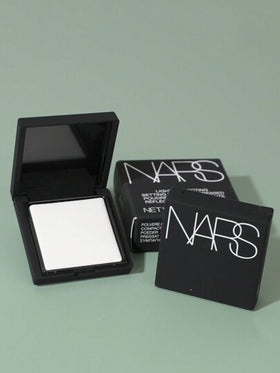 Nars مسحوق تثبيت إضاءة خافت - مضغوط #كريستال 1.8 جرام. هذه الصيغة الأيقونية تثبّت المكياج في مكانه طوال اليوم مع إنهاء ساطع. خفيف الوزن وسهل الامتزاج ، يثبّت الأساس بسهولة دون إضافة لون أو تغطية إضافية.