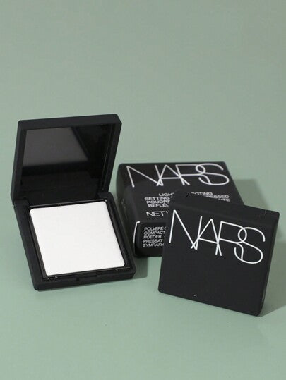 Nars مسحوق تثبيت إضاءة خافت - مضغوط #كريستال 1.8 جرام. هذه الصيغة الأيقونية تثبّت المكياج في مكانه طوال اليوم مع إنهاء ساطع. خفيف الوزن وسهل الامتزاج ، يثبّت الأساس بسهولة دون إضافة لون أو تغطية إضافية.